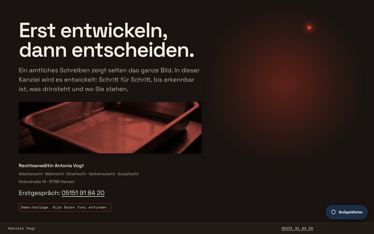 Vorschau der Vorlage Dunkelkammer: Fotolabor-Schale mit rotem Sicherheitslicht